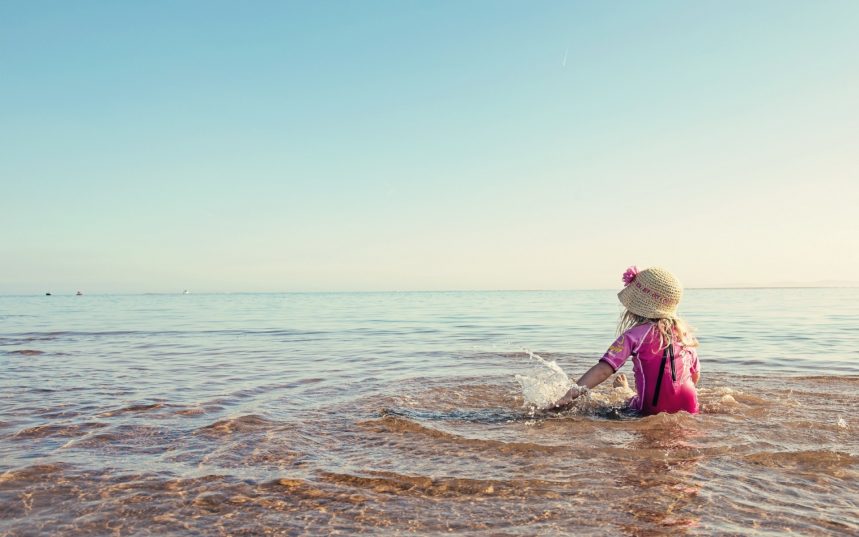O fetiță în vârstă de 10 ani a plutit pe o saltea din Vama Veche pana in Bulgaria.