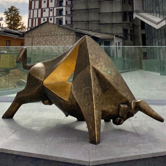 На Телецентре в Кишиневе была установлена скульптура быка авторства Иона Греку.