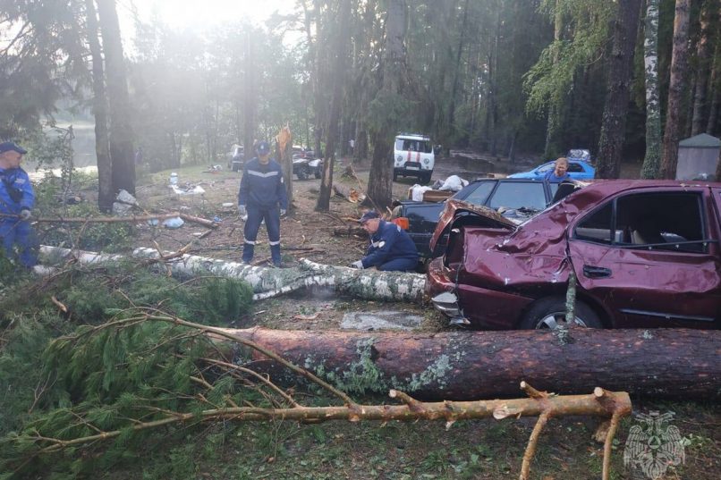 Ураган в Марий Эл завалил деревьями палатки с туристами.