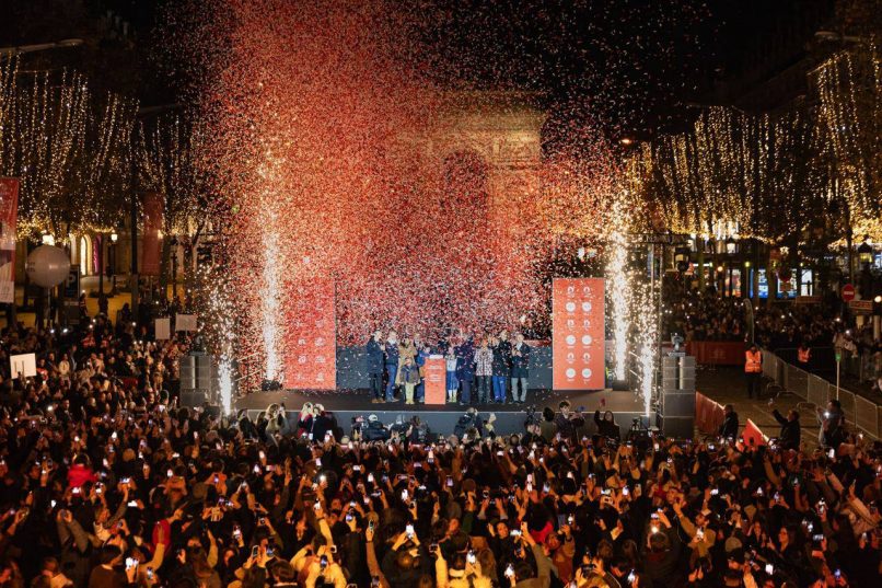 В Париже дан старт рождественским торжествам.