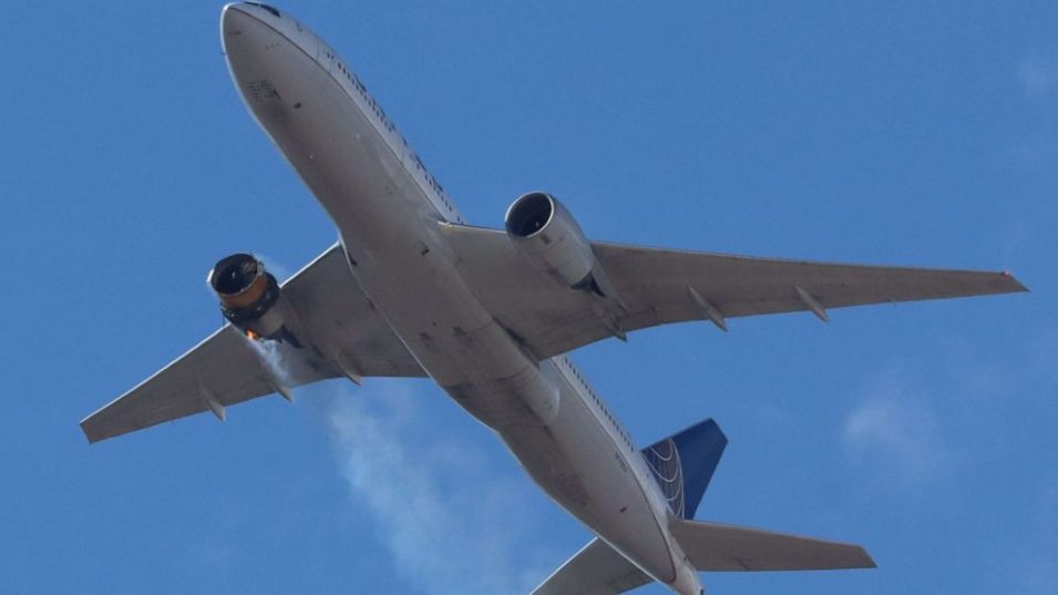 У самолёта United Airlines загорелся двигатель