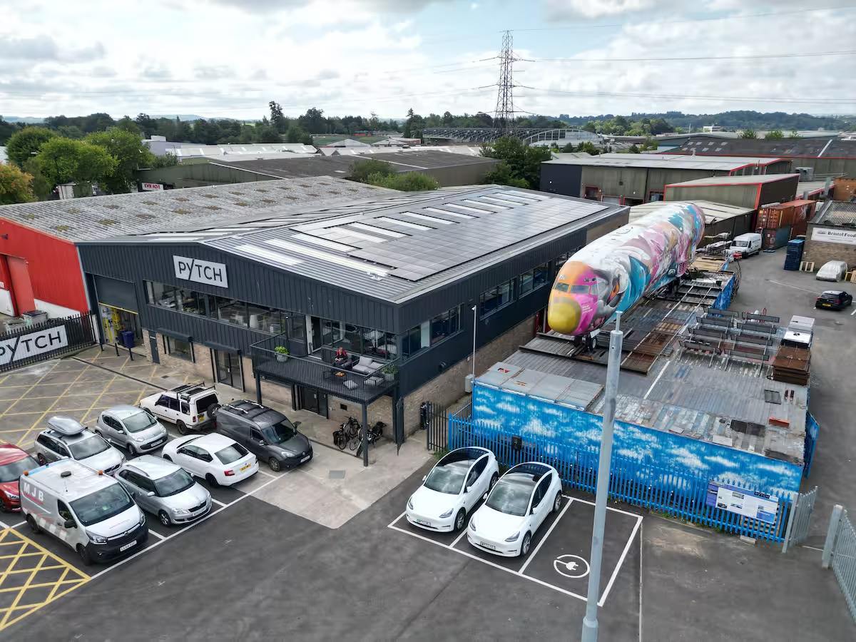 Частный самолёт Пабло Эскобара стал роскошным отелем и доступен на Airbnb